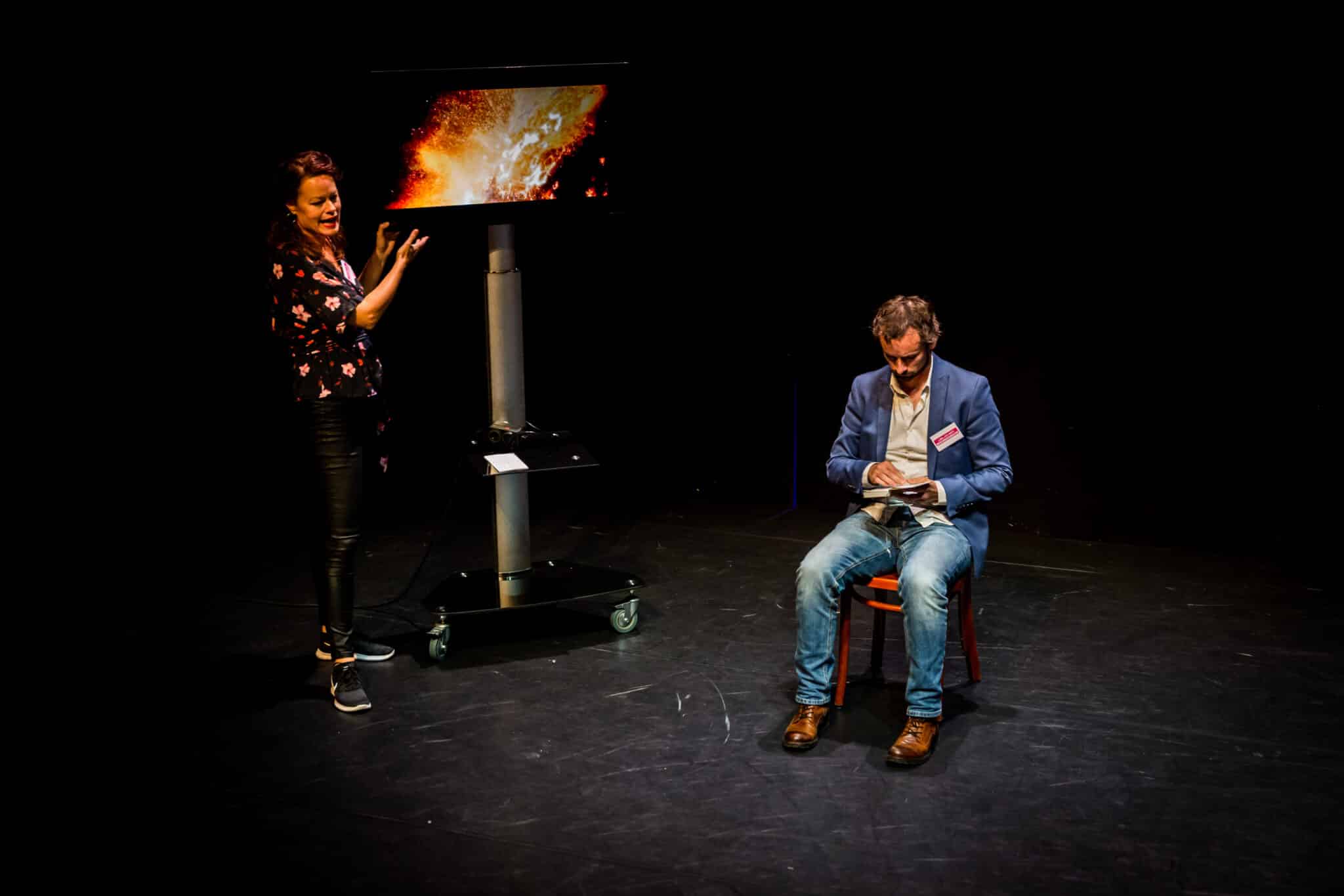 Deelnemers werken samen aan een case